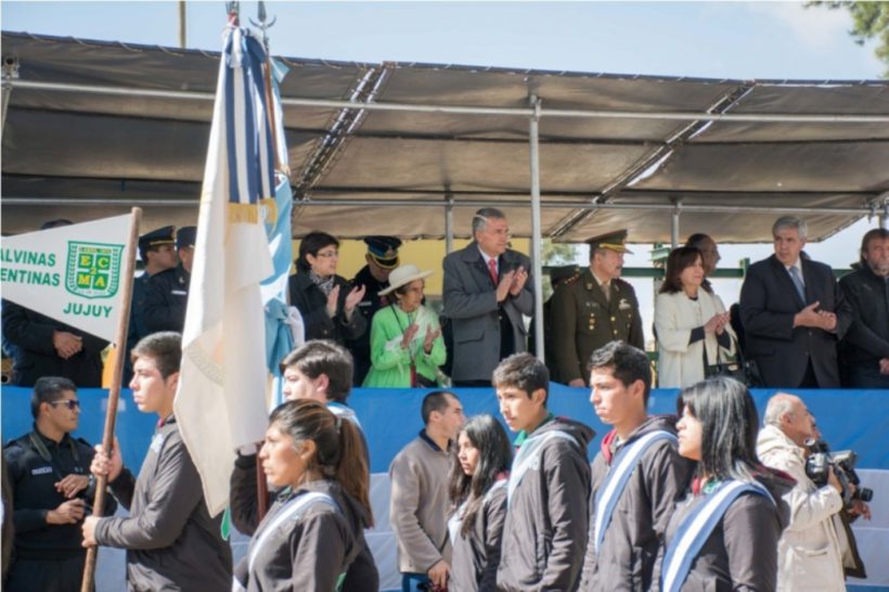 el-gobernador-participo-del-posterior-desfile-en-honor-al-dia-del-ejercito-argentino_26126