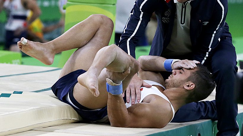 El gimnasta francés sufrió una doble fractura