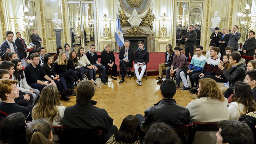 Mauricio Macri con estudiantes secundarios becados