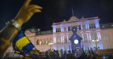 Despiden a Diego Maradona en la Casa Rosada: desbordes e incidentes en las inmediaciones Despiden a Diego Maradona en la Casa Rosada: desbordes e incidentes en las inmediaciones