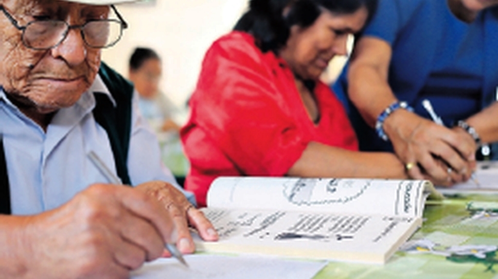 “Muchos creen que ya no están en riesgo”: preocupa el aumento de casos de VIH en adultos mayores en Jujuy adultos mayores estudiando b