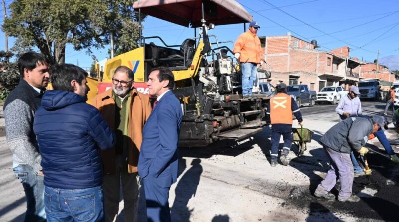 El Intendente Jorge y el gobernador Sadir supervisaron el avance de la pavimentación en Avenida Yuto