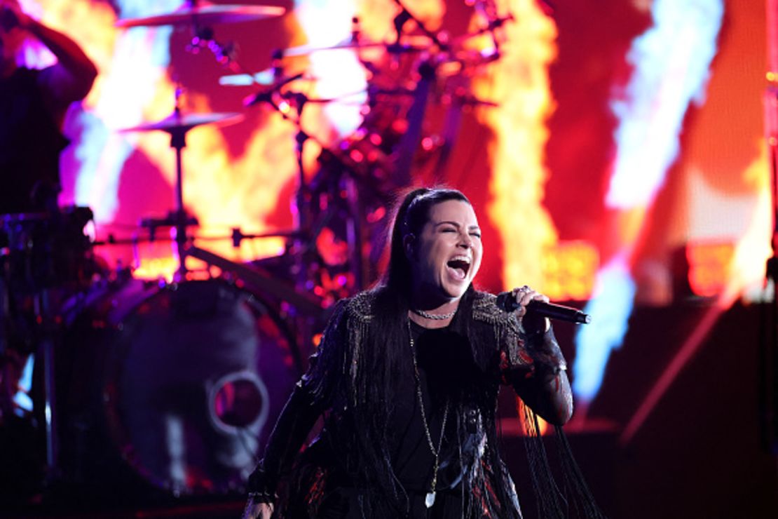 La cantante estadounidense Amy Lee, de la banda de rock Evanescence, se presenta durante The Game Awards en el Peacock Theater de Los Ángeles, California, el 11 de diciembre de 2025.