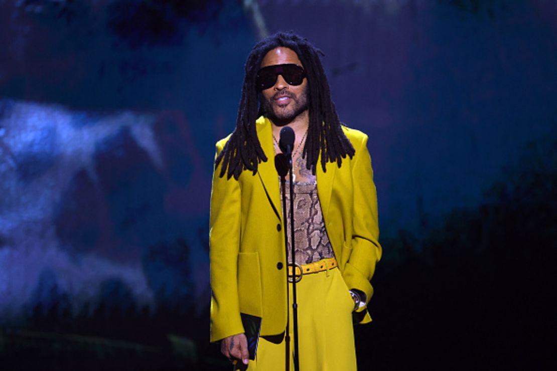 El músico estadounidense Lenny Kravitz presenta el premio a la mejor banda sonora y música durante The Game Awards en el Peacock Theater de Los Ángeles, California, el 11 de diciembre de 2025.
