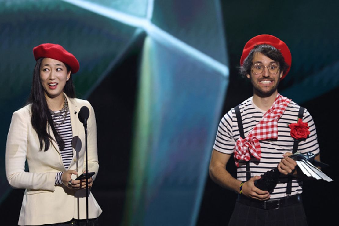 Jennifer Svedberg Yen (izq.) y Guillaume Broche, creadores del videojuego "Clair Obscur: Expedition 33", aceptan el premo a mejor narativa en los Game Awards en el Peacock Theater en Los Angeles, California, el 11 de diciembre de 2025.