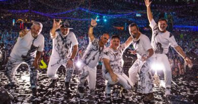 La primera noche del Carnaval de Los Tekis fue, literalmente, una explosión de fiesta en la Ciudad Cultural