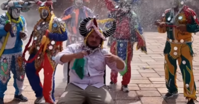 Influencer salteño Dano Cuellar recrea el trend de la “silla de la favela” desde el Monumento de Humahuaca y con diablos de carnaval