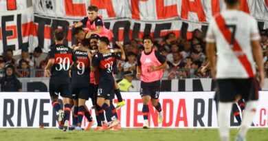 Papelón en el Monumental: River fue goleado 4-1 y se fue silbado