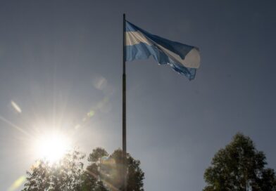 Izaron nuevas banderas en el Acceso Sur de Jujuy con un acto oficial