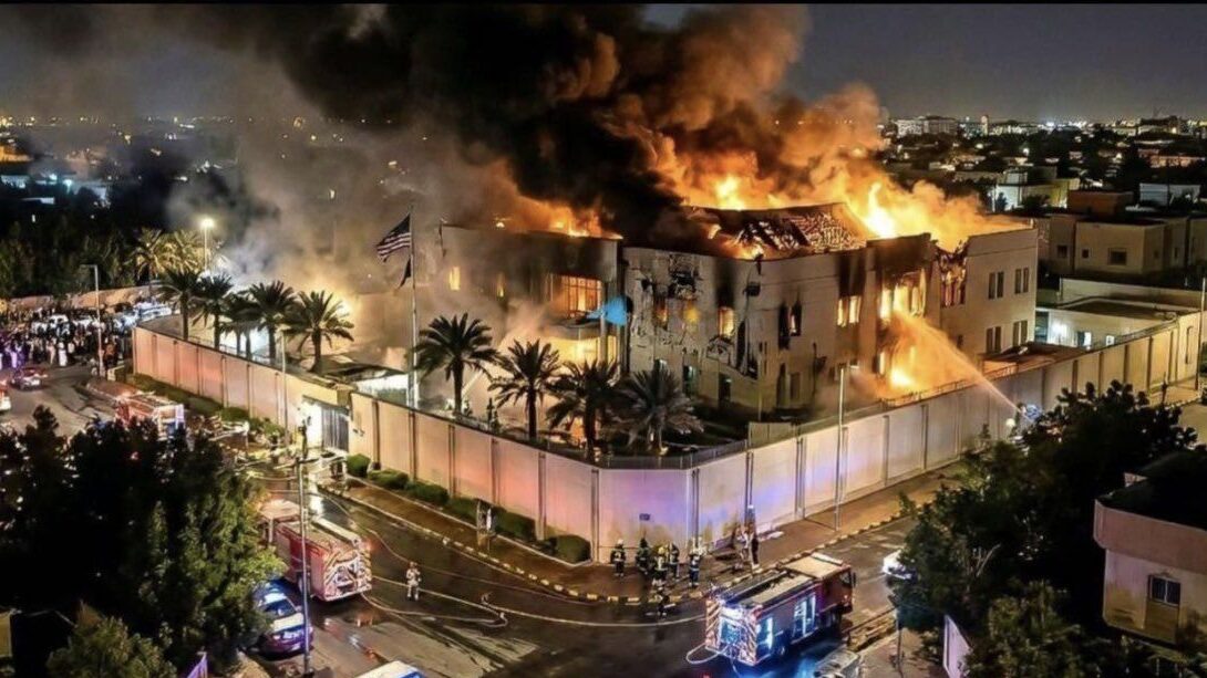En llamas la embajada de Estados Unidos en Riad