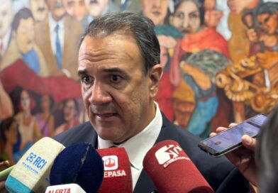 Gustavo Martínez pidió prorrogar la tarifa del colectivo hasta que termine la licitación