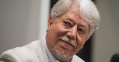 Murió Luis Puenzo, el director argentino que ganó el Oscar por “La historia oficial”