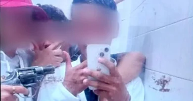Imputaron a un adolescente de 16 años por sacarse una foto con un arma en el baño de un colegio
