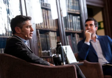 Axel Kicillof criticó a Javier Milei desde España: “Decir que el mercado puede funcionar sin Estado es una enorme estafa”