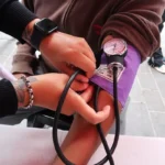 La hipertensión: el “enemigo silencioso” que puede prevenirse con controles y hábitos saludables toma de presión