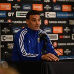 Scaloni cruzó a un medio español por una versión sobre Messi: “Me pareció de mal gusto” conferencia de prensa lionel scaloni