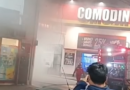 Un vehículo se incendió en el estacionamiento de un supermercado céntrico capitalino y generó alarma