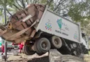 Un camión recolector perdió el control y quedó colgando sobre la muralla del Parque Xibi Xibi
