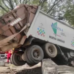 Un camión recolector perdió el control y quedó colgando sobre la muralla del Parque Xibi Xibi camión de limsa