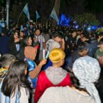Jujuy volvió a salir a las calles: pese a la derrota, miles de hinchas despidieron a la Scaloneta con orgullo y agradecimiento foto de el tribuno de jujuy