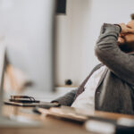 Cansancio persistente: por qué seguimos agotados incluso después de descansar y seis claves para recuperar energía Handsome business man working at the desk