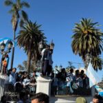 La Municipalidad repudió los actos de vandalismo en Plaza Belgrano durante los festejos por el triunfo de Argentina lampara rota 3