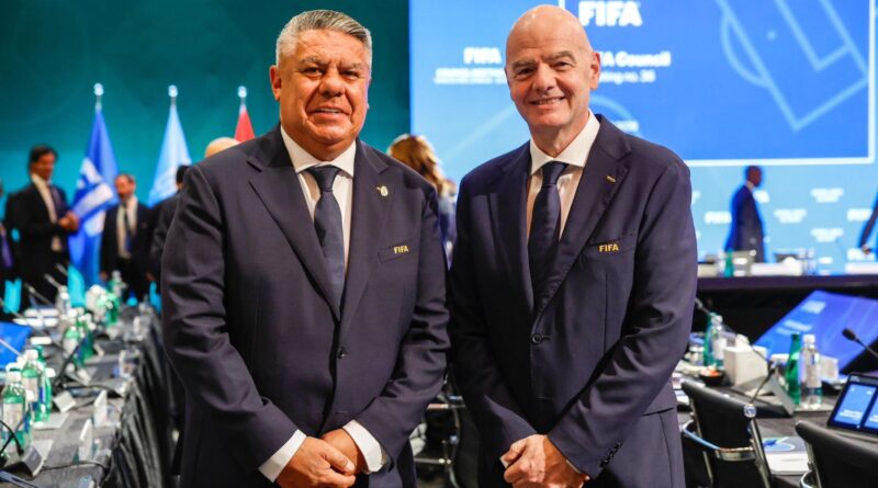 La AFA respaldó a Gianni Infantino tras la polémica por el Mundial: “El camino es seguir trabajando bajo su liderazgo” La AFA respaldó a Gianni Infantino tras la polémica por el Mundial: “El camino es seguir trabajando bajo su liderazgo”