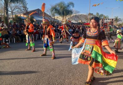 Multitudinario desfile en Alto Comedero por el 201° aniversario de la Independencia de Bolivia