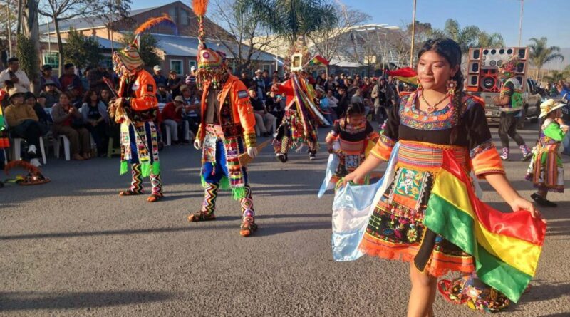 Multitudinario desfile en Alto Comedero por el 201° aniversario de la Independencia de Bolivia