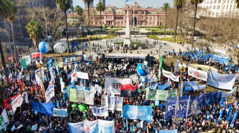 Masiva marcha a Plaza de Mayo por San Cayetano: sindicatos y organizaciones sociales reclamaron “Paz, pan, tierra, techo y trabajo”