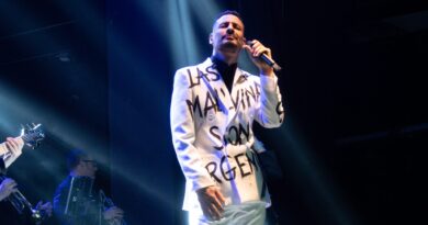 Rodrigo Tapari volvió a los escenarios con un traje que renueva el reclamo por las Islas Malvinas