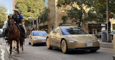 Tesla presentó su auto más polémico: no tiene volante ni pedales y ya comenzó a llevar pasajeros