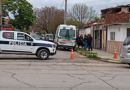 Hallaron a un hombre y una mujer sin vida en una vivienda de barrio Malvinas: esperan las autopsias
