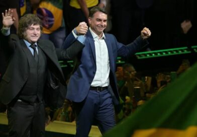 Milei felicitó a Flávio Bolsonaro y apuntó contra Lula tras las elecciones en Brasil